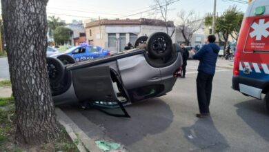 Photo of Vecinos ayudaron a salir a una conductora que volcó con su auto