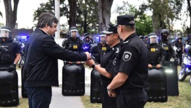 Photo of Cococcioni entregó móviles policiales y equipos antidisturbios en Rosario