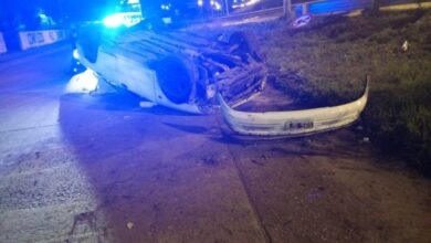 Photo of Encontraron un auto volcado y abandonado en una colectora de Circunvalación