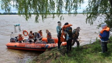 Photo of Prefectura rescató a cinco personas tras el vuelco de su embarcación en Entre Ríos